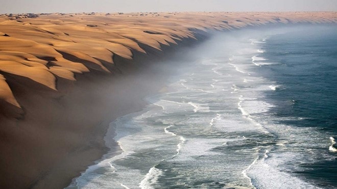 Trong sa mạc Namib ở miền nam châu Phi, bạn có thể tìm thấy một số cồn cát cao nhất và ấn tượng nhất trên thế giới. Nơi sa mạc Namib gặp biển Đại Tây Dương là một cảnh quan thực sự khiến bạn phải trầm trồ.