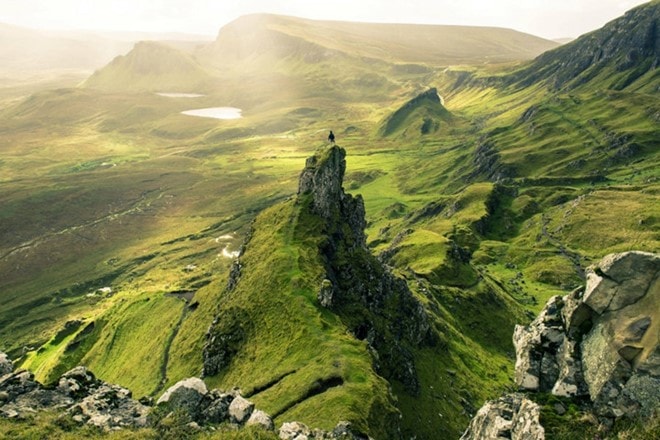 Đảo Skye ở Scotland nổi tiếng với phong cảnh ấn tượng và hoang dã đáng kinh ngạc. Nơi đây thu hút bạn đến khám phá sự ly kỳ của nó. Phong cảnh không một bóng người, những ngọn núi hùng vĩ và tuyệt đẹp, với những lâu đài cổ cùng hồ nước trong xanh sẽ khiến bạn phải nín thở.