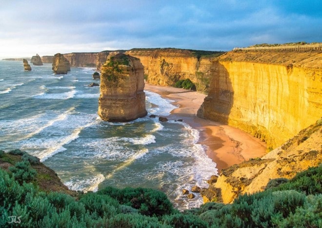 The Twelve Apostles là một dãy đá vôi nhô ra khỏi đại dương ngoài khơi bờ biển ở Công viên quốc gia Port Campbell, Australia. Chúng được hình thành bởi các hoạt động địa chất từ cách đây hàng ngàn năm và sự xói mòn của đại dương.
