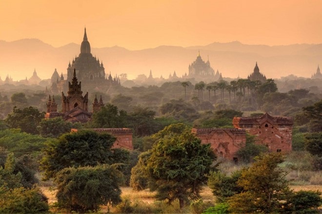 Trong thành phố cổ Bagan, bạn có thể tìm thấy vô số các đền thờ và tu viện Phật giáo. Nhiều năm trước đây, đã có hơn 10.000 trung tâm tôn giáo hoạt động ở đây, và ngày nay vẫn còn khoảng 2.200 trong số đó. Thành phố cổ Bagan giống như một nơi nào đó ngoài Trái đất.