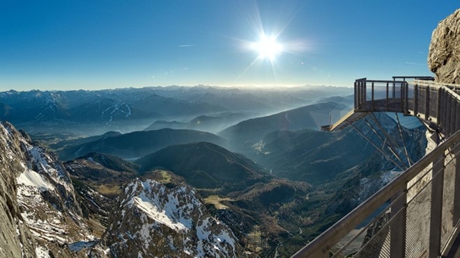 Trên các sông băng Dachstein ở Áo, bạn có thể tìm thấy một trong những cây cầu cao nhất thế giới. Đây là điểm ngắm cảnh tuyệt vời. Nhưng nếu là người sợ độ cao, chắc chắn bạn sẽ không dám đặt chân lên đây.