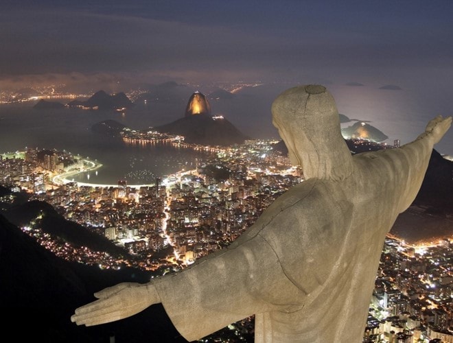Trên đỉnh núi Corcovado, nơi có bức tượng Chúa Kitô Cứu thế nổi tiếng, bạn có thể trải nghiệm một góc nhìn thật sự độc đáo của thành phố Rio De Janeiro sôi động, cũng như của núi Sugarloaf.