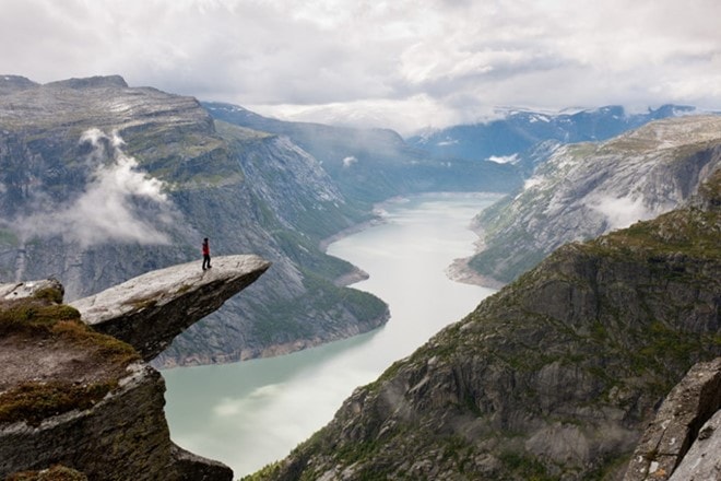 Trolltunga, đỉnh Lưỡi Quỷ, một trong những vỉa đá nổi tiếng nhất Na Uy có góc nhìn không thể tuyệt vời hơn về phía hồ Ringedalsvatnet thuộc vùng Skjeggedal, miền nam đất nước.