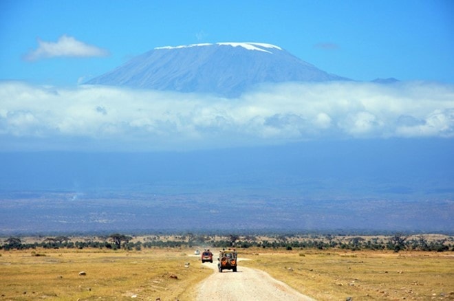 40.000 khách du lịch leo núi Kilimanjaro ở Tanzania mỗi năm đủ để hiểu ngọn núi này hấp dẫn thế nào. Thậm chí từ xa, ngọn núi này đẹp đến kinh ngạc.