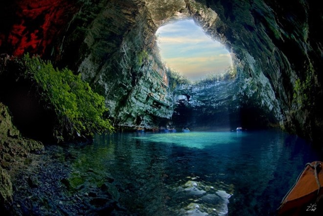 Theo thần thoại Hy Lạp, hang động Melissani là nơi sinh sống của nữ thần, người quyến rũ các thủy thủ bởi sắc đẹp của mình. Nhưng ngày nay, không có gì đáng sợ ngăn cản ai đến đó. Nhiều du khách không thể cưỡng lại vẻ đẹp của làn nước trong xanh bên trong hang động.