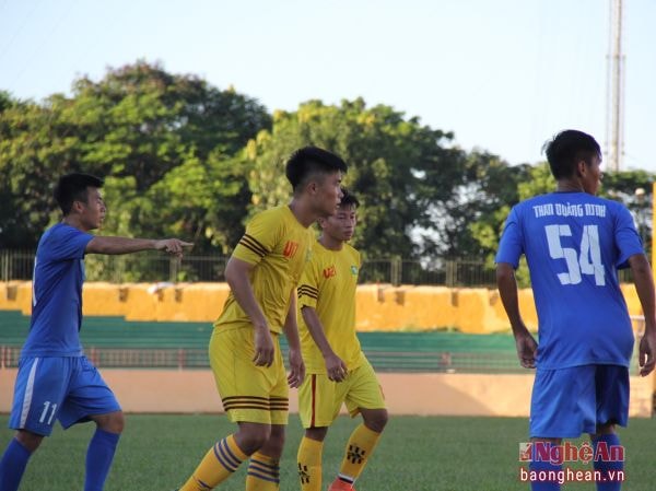 Đặng Văn Lắm (giữa) trong màu áo U17 SLNA.