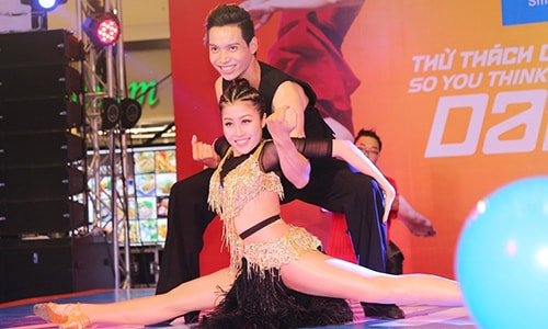 hoang-thuy-linh-dien-jumpsuit-ngan-nhay-sexy-7