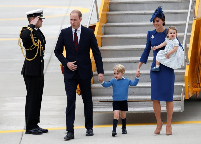 Công nương Catherine cùng hoàng tử William và hai con đặt chân xuống Canada hôm 24/9, trong trang phục tông xuyệt tông xanh dương. Cô gây ấn tượng bằng vẻ ngoài sang trọng khi mặc chiếc váy của Jenny Packham, thương hiệu thường xuyên được cô lựa chọn. 