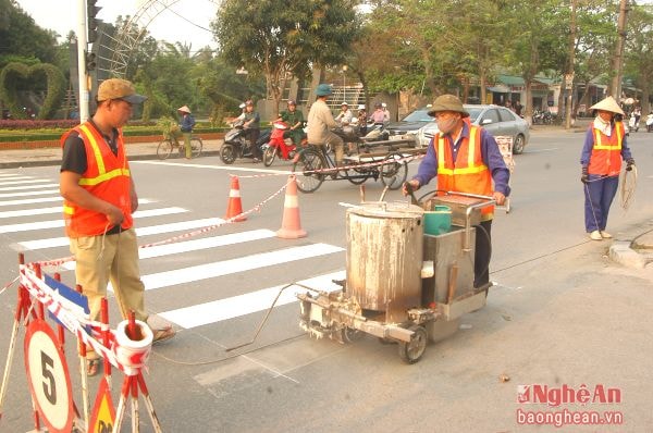 Công ty quản lý và phát triển hạ tầng đô thị Thành phố Vinh sơn kẻ vạch phân làn đường. Ảnh: Đình Nhật