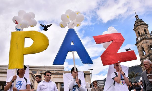 Người dân tập trung tại quảng trường lớn thủ đô Bogota để ăn mừng thỏa thuận hòa bình lịch sử. Ảnh: Getty