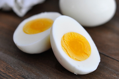 Gà mái thả đồng có chế độ ăn uống tự nhiên, nên lòng đỏ trứng luôn có màu cam tươi sáng, vị thơm và đậm đà hơn (Ảnh minh họa: Internet)