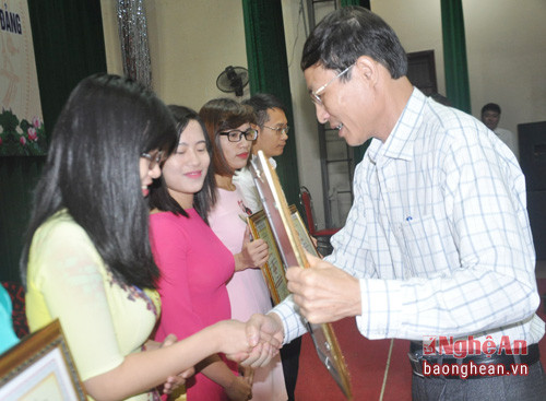 Đồng chí Hoàng Văn Nhiên- Phó bí thư Đảng ủy khối CCQ tỉnh, Trưởng ban tổ chức cuộc thi trao giải Nhì cho các cá nhân đạt giải