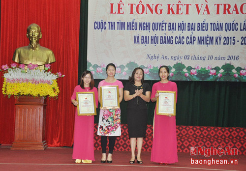 Đồng chí Nguyễn Thị Thu Hường, Ủy viên BTV Tỉnh ủy, Bí thư Đảng ủy khối CCQ tỉnh trao giải Nhất cho các cá nhân đạt giải