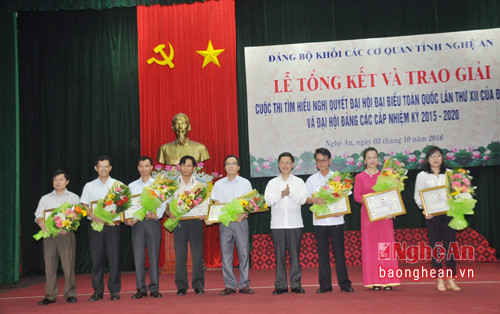 Đồng chí Nguyễn Xuân Sơn, Phó bí thư thường trực Tỉnh ủy, Chủ tịch HĐND tỉnh trao giải Nhất cho các tập thể đạt giải