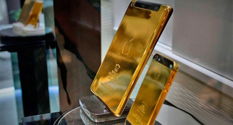 Khách sạn còn cung cấp iPad, iPhone và BlackBerry dát vàng 24k cho du khách sử dụng miễn phí trong thời gian ở tại đây. Bạn có thể mua với giá khoảng 10.000 USD. Ảnh: Eshowbizbuzz. 