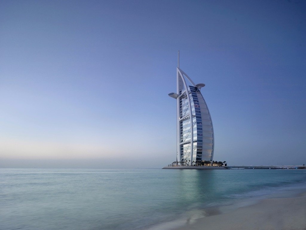 Khách sạn 7 sao duy nhất trên thế giới: Burj Al Arab được mệnh danh là khách sạn sang trọng nhất thế giới, với 202 phòng suites lộng lẫy, các tiện ích dành cho khách hàng như iPad dát vàng, nhân viên phục vụ riêng, bãi đáp trực thăng, xe Rolls Royce đưa đón… Ảnh: Business Insider. 