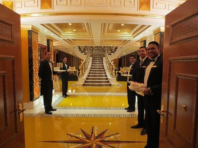 Xứng với tên gọi “Thành phố vàng” của Dubai, Burj Al Arab được trang trí với gần 1.800 m2 lá vàng 24k. Ảnh: Indiaonline. 