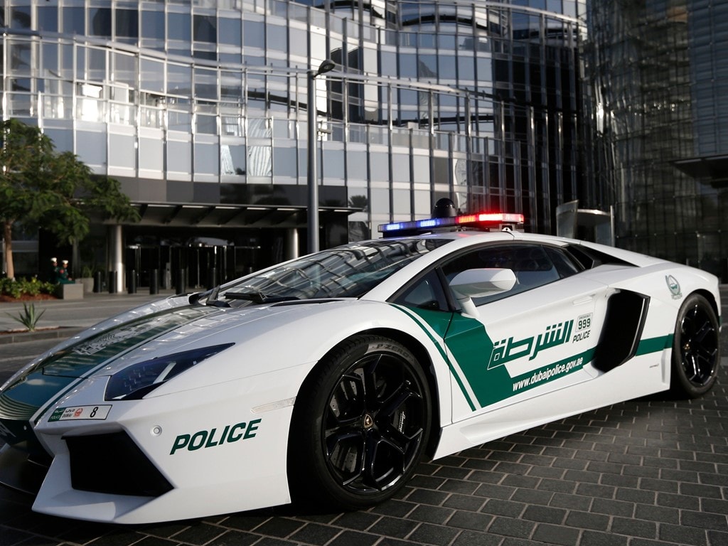 Cảnh sát lái siêu xe: Lực lượng cảnh sát Dubai được trang bị những chiếc siêu xe mơ ước của nhiều người, như Aston Martin One-77 (trị giá 1,79 triệu USD), hay Ferrari FF (500.000 USD) và Lamborghini Aventador (xấp xỉ 397.000 USD). Ảnh: Business Insider. 