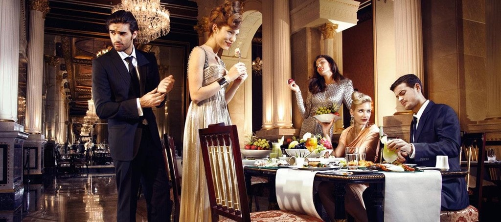 Bữa sáng muộn với rượu champage và nhân viên phục vụ riêng: Bữa sáng muộn ở Jumeirah Zabeel Saray có giá 680 USD một người. Bạn sẽ có một chai rượu giá khoảng 200 USD và nhân viên phục vụ riêng. Ảnh: Arabianbusiness. 