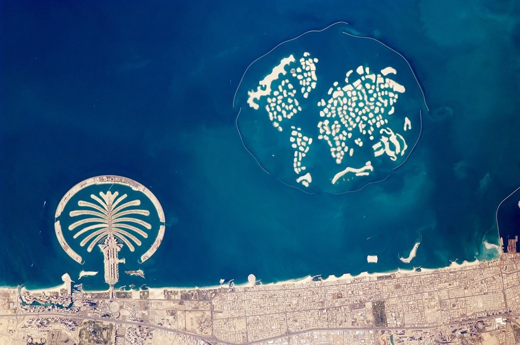Những quần đảo nhân tạo: Dubai đã nhập lượng cát đủ đổ đầy tòa nhà Empire State 2,5 lần để xây dựng quần đảo Palm. Được xem là “Kỳ quan thứ 8 của thế giới”, đây là quần đảo nhân tạo lớn nhất thế giới, với chi phí hoàn thiện 12,3 tỷ USD. Quần đảo The World mô phỏng bản đồ thế giới vẫn đang trong quá trình xây dựng. Ảnh: Business Insider. 