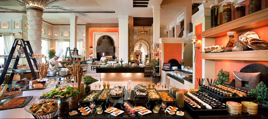 Ở Madinat Jumeirah, du khách phải dùng đến bản đồ cho bữa sáng muộn ngày thứ 6. Đồ ăn được bày khắp 3 nhà hàng, với 37 quầy bếp, chiếm toàn bộ tầng 1 của khách sạn. Giá ăn ở đây khá hợp lý với chất lượng, vào khoảng 200 USD một người. Ảnh: Jumeirah. 