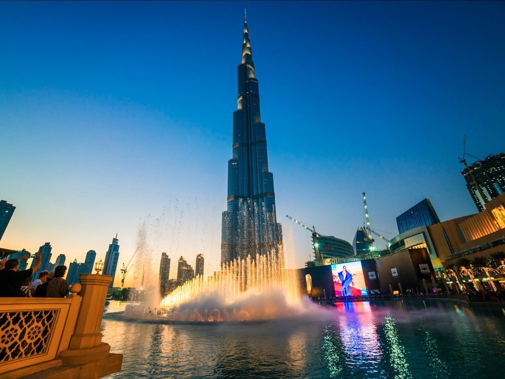 Công trình cao nhất thế giới: Tháp Burj Khalifa (828 m) là công trình nhân tạo cao nhất thế giới, với 160 tầng. Tòa tháp giữ 4 kỷ lục Guinness thế giới: đài quan sát cao nhất, tòa nhà cao nhất, công trình nhân tạo cao nhất và nhà hàng cao nhất. Ảnh: Business Insider. 