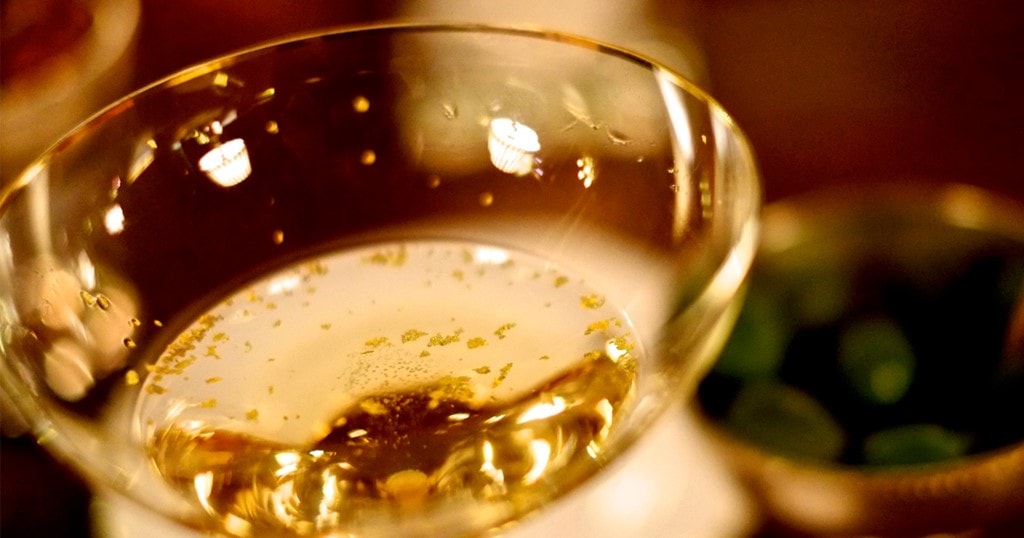 Cocktail giá 1.347 USD: Quán bar Skyview ở khách sạn Burj Al Arab phục vụ cocktail giá 1,347 USD được làm từ rượu champagne thượng hạng, đựng trong cốc pha lê Swarovski đính kim cương (người uống được giữ chiếc cốc này). Tuy nhiên, món đồ uống đắt nhất ở đây là The Birth of an Icon có giá 4.083 USD, được làm từ rượu rum đắt tiền và rắc bụi vàng. Ảnh:Hungryforever. 