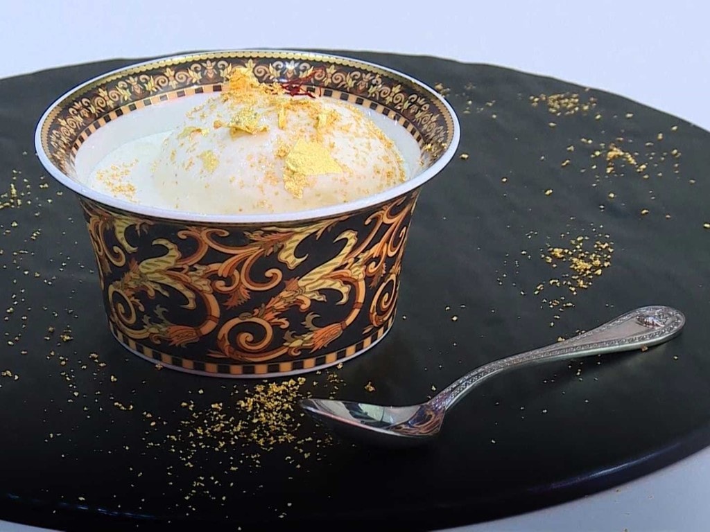 Kem giá 817 USD một viên: Quán Scoopi Café ở Dubai đã chế biến ra loại kem siêu đắt tiền từ nấm truffle Italy, nhụy hoa nghệ tây Iran (một trong những nguyên liệu đắt nhất thế giới) và vàng ăn được. Loại kem này có giá 817 USD một viên. Ảnh: Iboz. 