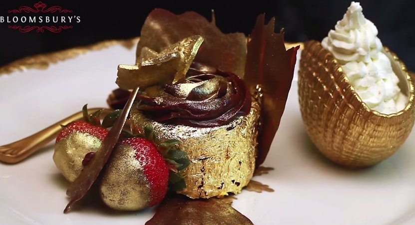 Bánh cupcake 1.000 USD: Golden Phoenix của Bloomsbury là một trong những chiếc bánh đắt nhất thế giới, với giá lên tới 1.000 USD. Bánh làm từ chocolate Italy, đậu vani Uganda, và dâu tây nhúng vàng ăn được. Ảnh: Foodworldnews. 