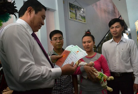 Lãnh đạo TP Đà Nẵng trao giấy khai sinh cho trẻ tại nhà. Ảnh: TT