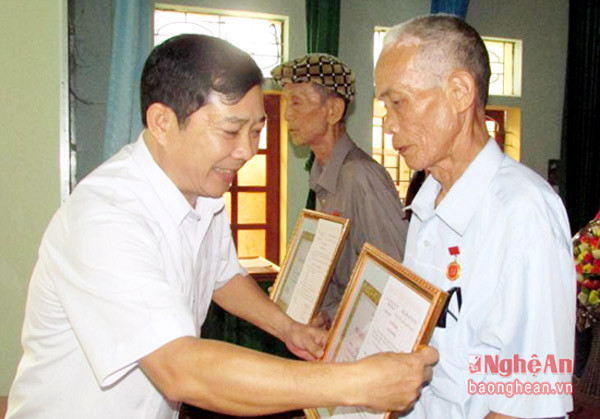 . Đồng chí Phan Văn Giáp - Phó bí thư thường trực Huyện ủy Tân Kỳ trao huy hiệu 50 năm tuổi đảng cho các đảng viên