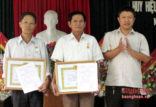 Đại diện ban chấp hành Đảng bộ huyện Tân Kỳ trao huy hiệu 40 năm tuổi đảng cho các đảng viên