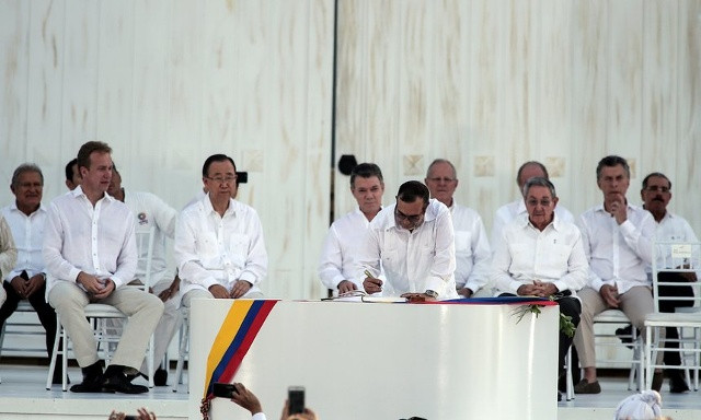 Thủ lĩnh FARC, ông Timoleon Jimenez ký thỏa thuận hòa bình cuối cùng giữa chính phủ Colombia và FARC tại Cartagena ngày 26/9/2016. Ảnh: Xinhua.