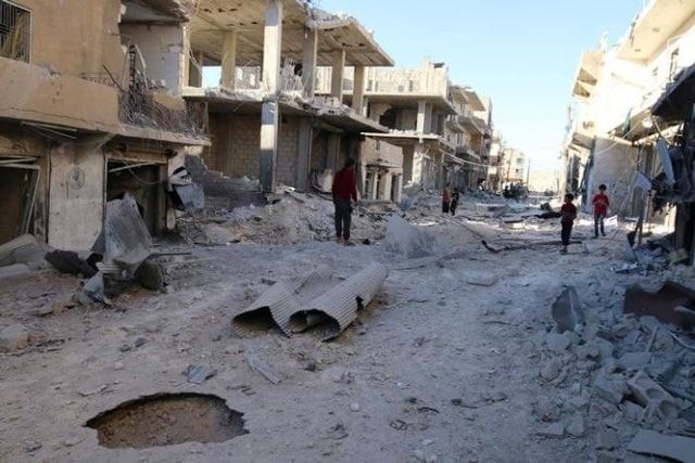 Không kích tại khu vực Sheikh Fares do lực lượng nổi dậy kiểm soát, khu vực lân cận Aleppo ngày 1/10/2016. Ảnh: Reuters.