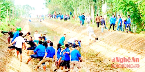 Đoàn viên thanh niên Diễn Châu tham gia nạo vét kênh mương, ảnh minh họa Mai Giang