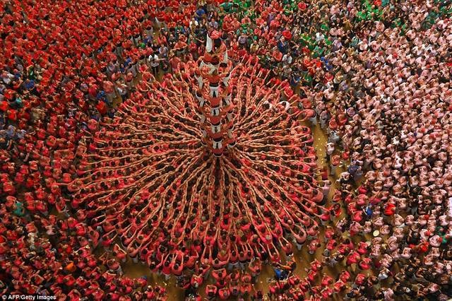 Lễ hội Concurs de Castells lần thứ 26 tổ chức hai năm một lần ở thành phố Tarragona, đông bắc Tây Ban Nha. Những đội xây tháp người từ hàng chục quốc gia theo thông lệ lại tề tựu về đây để tham dự cuộc thi thú vị này.