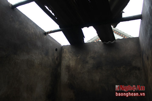  Nhà chứa rơm của ông Nguyễn Thế Thọ đã bị cháy, hư hỏng.