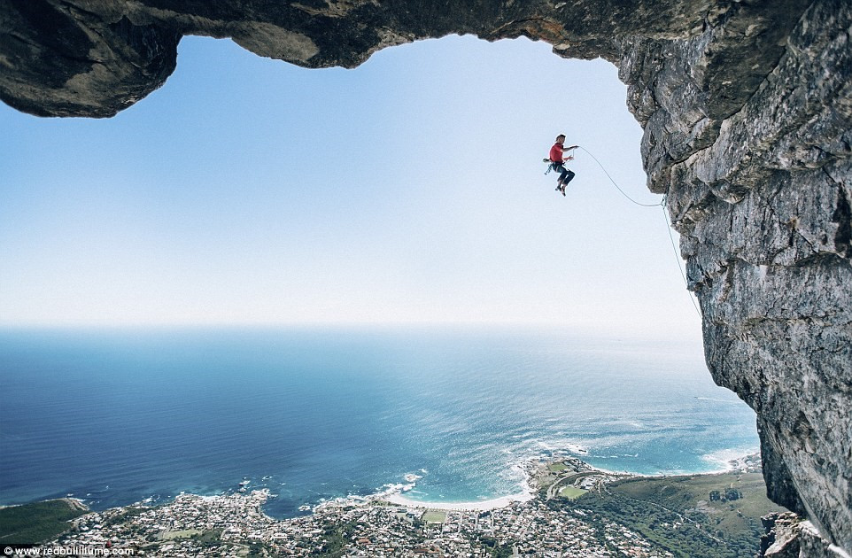 Micky Wiswedel chụp cảnh Jamie Smith rơi khỏi vách đá trong lúc tìm một tuyến đường mới leo lên núi Table, Cape Town, Nam Phi.