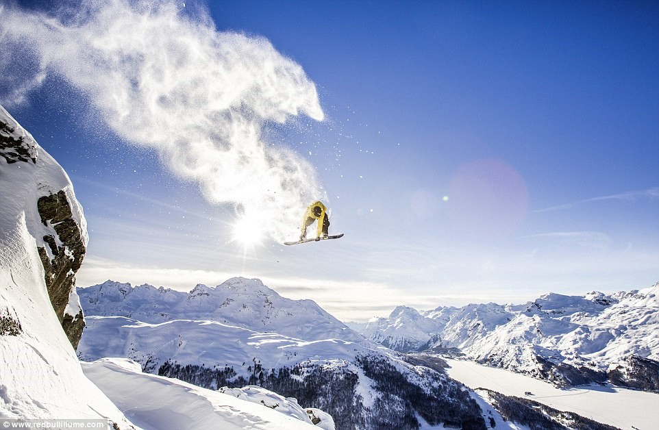Vernon Deck ghi lại khoảnh khắc Iker Fernandez lướt đi trên tuyết ở St. Moritz, Thụy Sĩ.
