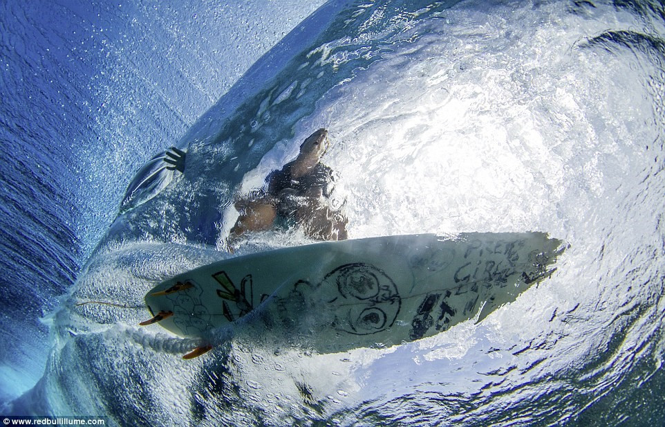 Beau Pilgrim lướt sóng ở đảo Namotu (Fiji) trong ảnh của Stuart Gibson.