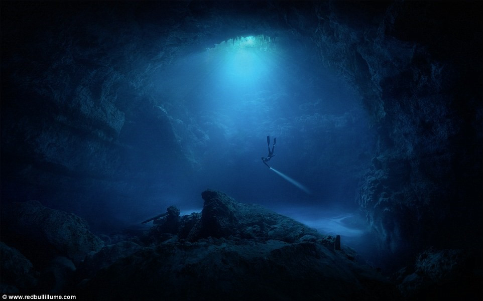 Guillaume Nery lao xuống làn nước sâu thẳm trong một hang động ở Tulum, Mexico. Đây là ảnh chụp của Klaus Thymann.