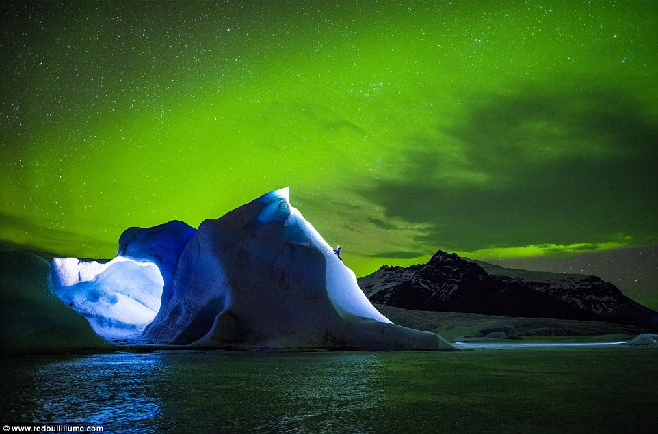 Rahel Schelb leo lên tảng băng trôi khổng lồ ở Iceland dưới ánh sáng huyền ảo của Bắc cực quang, trong ống kính của Tim Kemple.