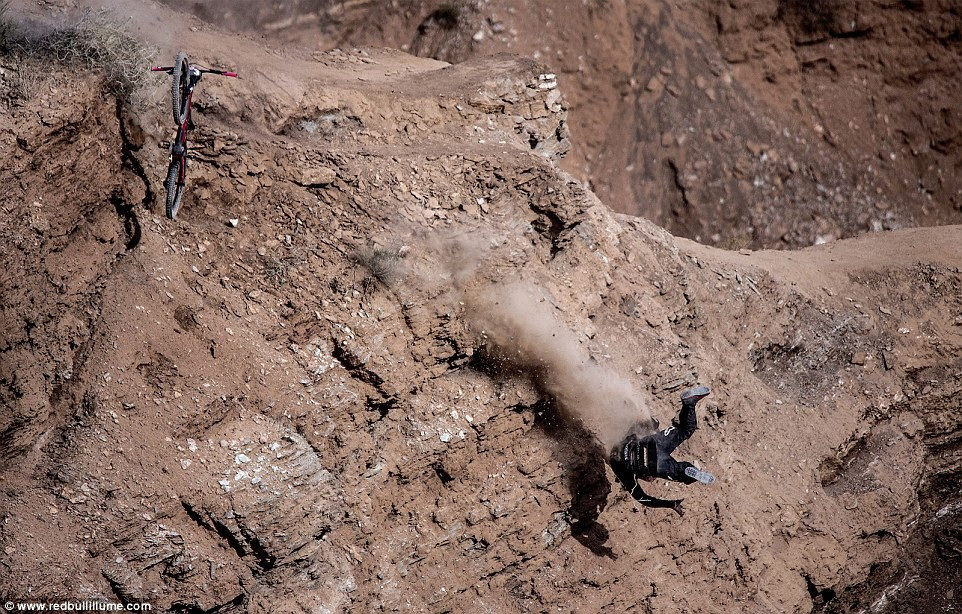 Dean Treml đã bắt đúng khoảnh khắc Nicholi Rogatkin ngã khỏi tảng đá ở Utah, Mỹ.