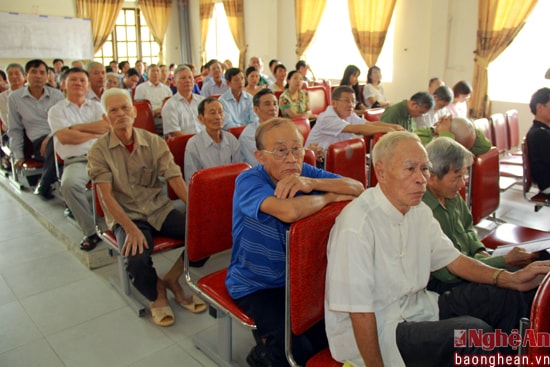 Nhiều cử tri lớn tuổi tham gia buổi tiếp xúc.