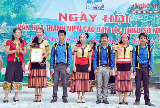 BTC trao giải cho đội xã Mậu Đức đoạt giải Nhất tại Hội thi “Thanh niên với văn hóa truyền thống”