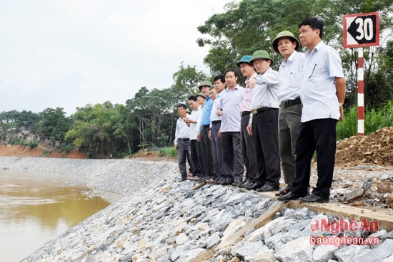 Lãnh đạo tỉnh kiểm tra công trình chống sạt lở dọc sông Lam