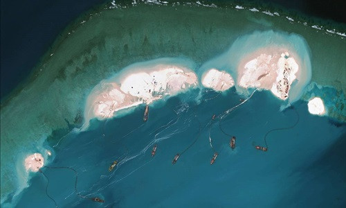 Hình ảnh vệ tinh cho thấy nhiều tàu Trung Quốc đang nạo hút cát tại đá Vành Khăn thuộc quần đảo Trường Sa của Việt Nam năm 2015. Ảnh: AFP