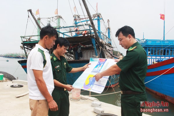 Bộ đội biên phòng tuyên truyền về pháp luật biển, đảo cho ngư dân.