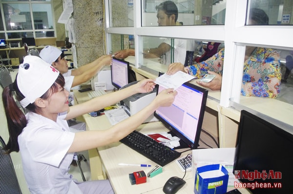 Nhân viên Khoa Khám bệnh làm thủ tục cho bệnh nhân.