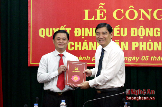 Đồng chí Nguyễn Đắc Vinh- Ủy viên BCH Trung ương Đảng, Bí thư Tỉnh ủy trao quyết định cho đồng chí Thái Thanh Quý